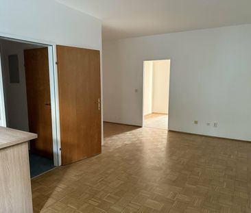 Gemütliche 2-Zimmer-Wohnung mit neu sanierter Küche und Balkon! - Photo 2