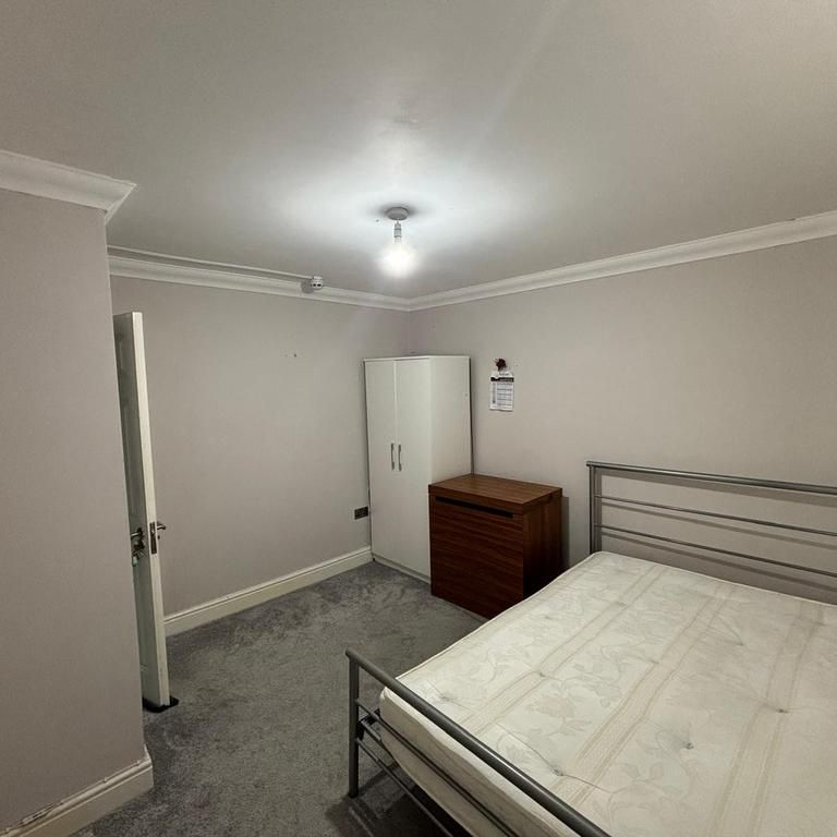 1 bedroom in a house share to rent - Photo 1