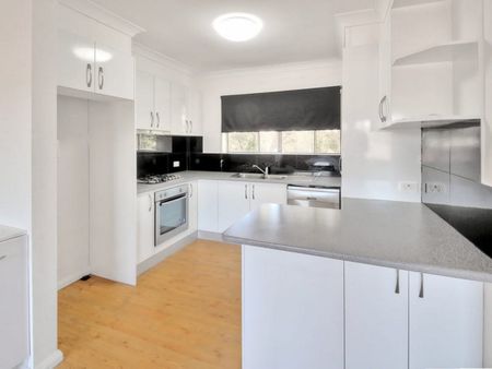 LARGE MODERN TWO BEDROOM, TOP FLOOR UNIT! - Photo 3