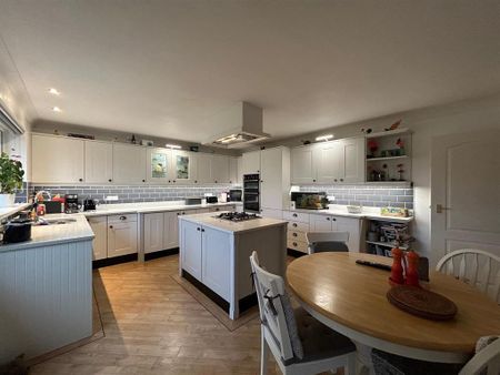 3 bedroom detached house to rent - Photo 5