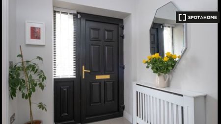 Room for rent in 4-bedroom house in Rathcoole, Dublin - Photo 4