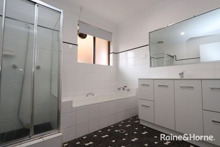 2 Bedroom Unit Close to the RSL Club & IGA - Available 23.12.2025 - Photo 5