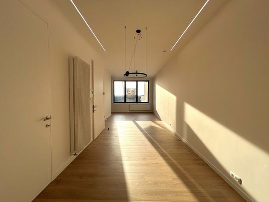Volledig gerenoveerd duplex-appartement met 3 ruime slaapkamers te centrum Tielt! - Photo 1