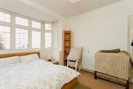 Spacious double bedroom located near Clayhall Park - Photo 4