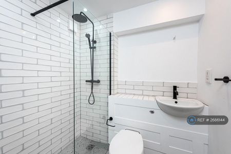 3 bedroom flat to rent - Photo 3