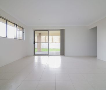 Freestanding, Single Level Family Home - Photo 3