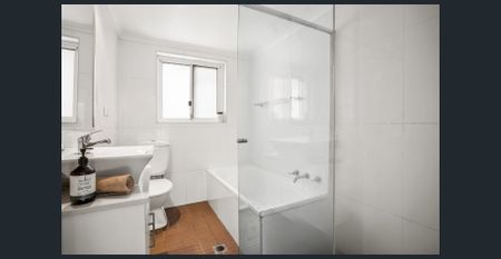 Modern & Sun-Filled Two Bedroom Apartment with Balcony - Photo 4