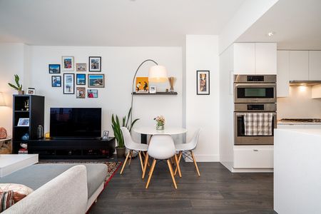 2435 Kingsway condo — Vancouver, BC (3-Bedroom) - 3 Bedroom - Photo 2
