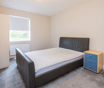 1 bed Room To Let - Photo 2