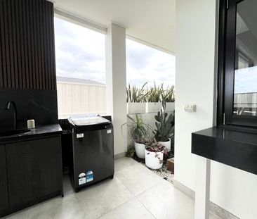 Fully Furnished One-Bedroom Studio with Bills Included - Photo 2