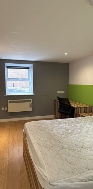 Kirkgate, HUDDERSFIELD - Photo 1