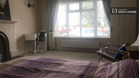 Large room for rent in a 5 bedroom family home in Rathcoole - Photo 5