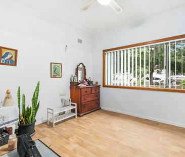 Neat & tidy 4-5 bedroom home with large yard! - Photo 6