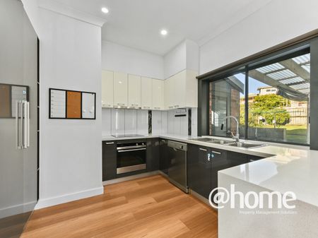 Modern Family Home - Photo 3