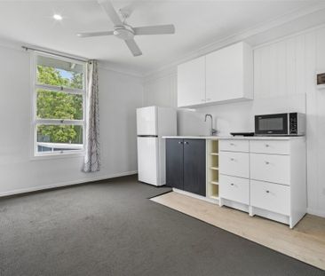 Renovated Spacious One-Bedroom Unit with kitchenette - Photo 2