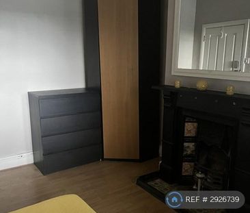 1 bedroom in a flat share to rent - Photo 2