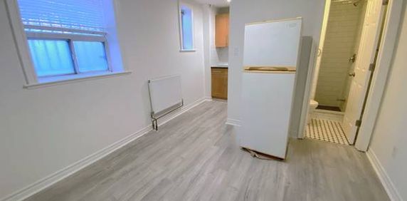 496 MONTROSE AVE. UNIT 26 - Studio/1Bath, Steps from TTC, *UTLS FREE* - Photo 2