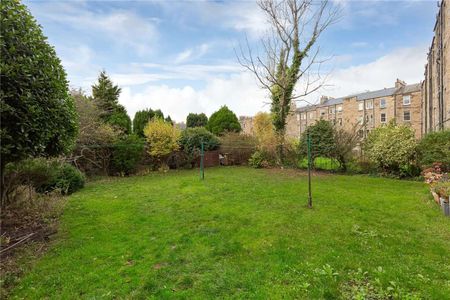 A fantastic opportunity to live in a main door, ground door apartment in the popular Hillside of Edinburgh. - Photo 4