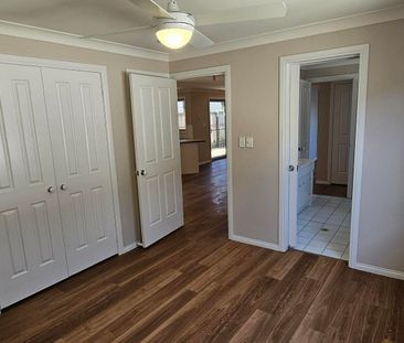 Newly Refurbished Home - Walk to Woody Point Waterfront - Photo 4