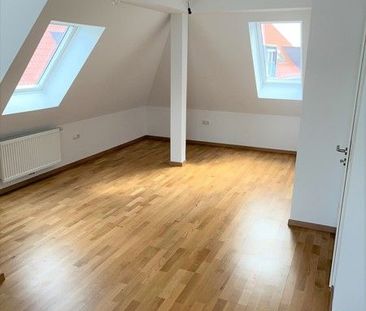 Toll ausgebaute 2 - Zimmer Dachgeschoss Wohnung mit Einbauküche in ... - Photo 2