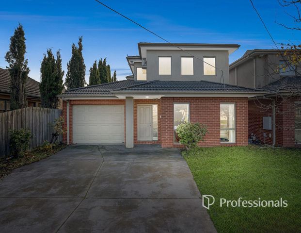 Spacious Family Home in Glen Waverley - Photo 1