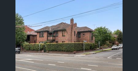 Bright & Spacious Living Just Steps from Carlisle Street! - Photo 4