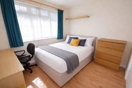 4 bedroom semi-detached house to rent - Photo 4