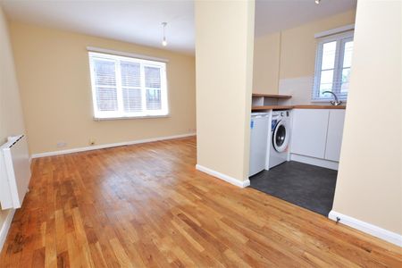 Lowry Crescent, Mitcham, CR4 - Photo 5