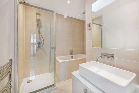 Situated on a charming mews road in the heart of South Kensington, this mews house offers well-thought open plan living space. - Photo 3