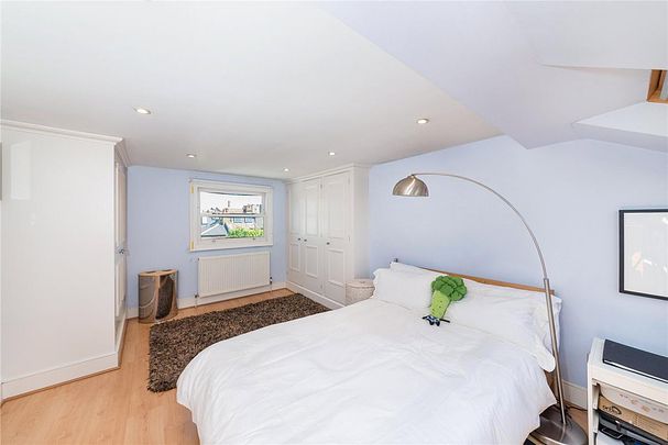 4 bedroom house in Chiswick - Photo 1