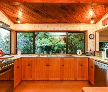 BLOCKHOUSE BAY - Great 4 Bedrooms Family Home with View and Privacy - Photo 4