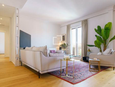 Excellent 3 Bedroom apartment for rent in Almagro, Madrid - Photo 4