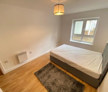 Spacious 1-Bed Flat Saint David's Square - Photo 4