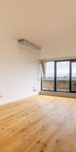 A spectacular three bedroom penthouse apartment benefitting from incredible view across London. - Photo 4