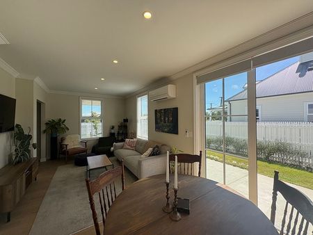 Sunny, Spacious & Super Handy - Photo 5