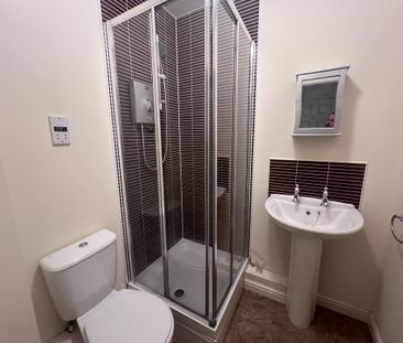 2 bedroom flat to rent - Photo 4