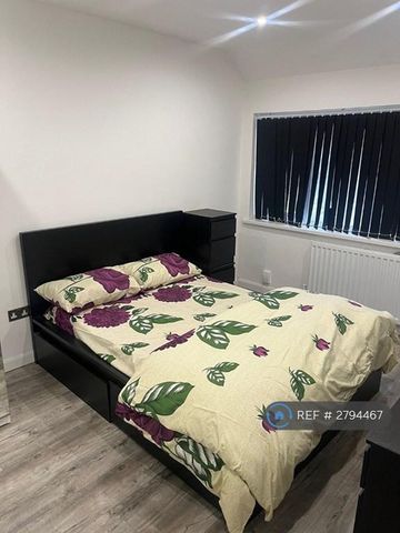1 bedroom in a house share to rent - Photo 2