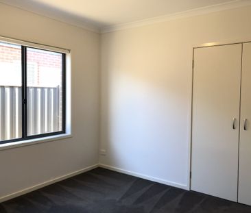Spacious and Modern 4-Bedroom Home in Craigieburn - Photo 5