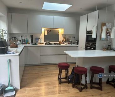 1 bedroom in a house share to rent - Photo 2