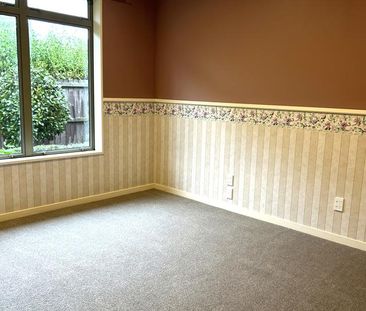 Large Executive Home - Photo 4