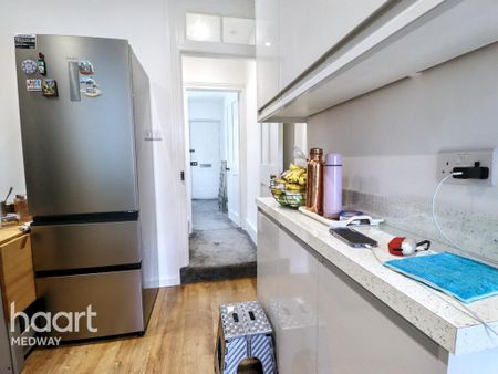 1 bedroom in a house share to rent - Photo 5