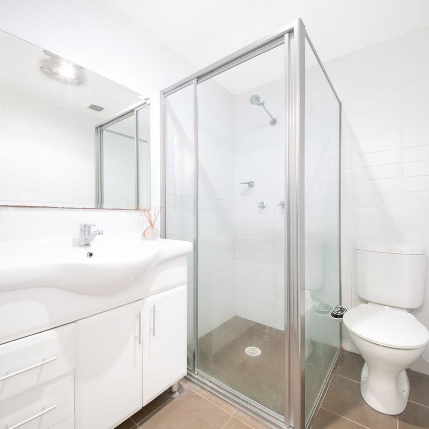 Spacious & Convenient Apartment Living! - Photo 1