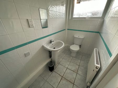 Room in a Shared House, Roxeth Hill, HA2 - Photo 2