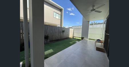 Modern 3BR Townhouse in Hope Island – Resort Living Every Day - Photo 5