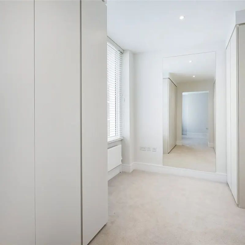 3 bedroom flat in 177 Sloane Street - Photo 1