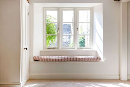 Immaculate Farmhouse in the heart of the village of Idbury. - Photo 5