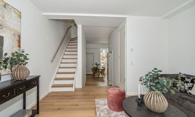 Rummeligt 3-etages rækkehus med to private terrasser og to toiletter - Foto 1