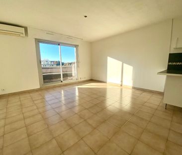 A LOUER / T3 DE 62m2 MEUBLÉ + TERRASSE DERNIER ETAGE / SAINT JUST 1... - Photo 3