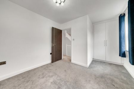 Landseer Avenue, East Ham, London E12 - Photo 3