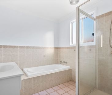 Spacious 3 Bedroom Townhouse with Lock Up Garage - Photo 5